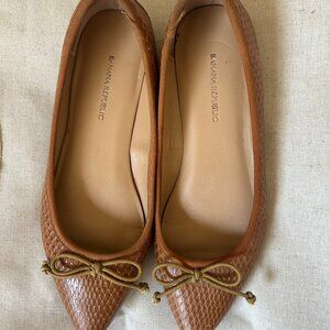 Size 6.5 Banana Republic Snakeskin Texture Leather Pointy Toe Flats